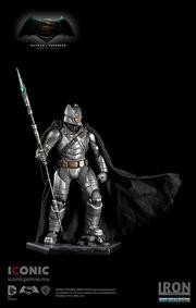 Iron Studios BATMAN ARMORED BATTLE DAMAGED ART SCALE 1/10